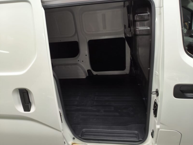 NISSAN NV 200 COMERCIAL