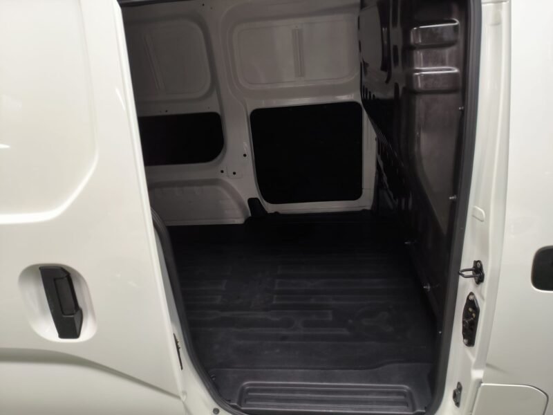 NISSAN NV 200 COMERCIAL